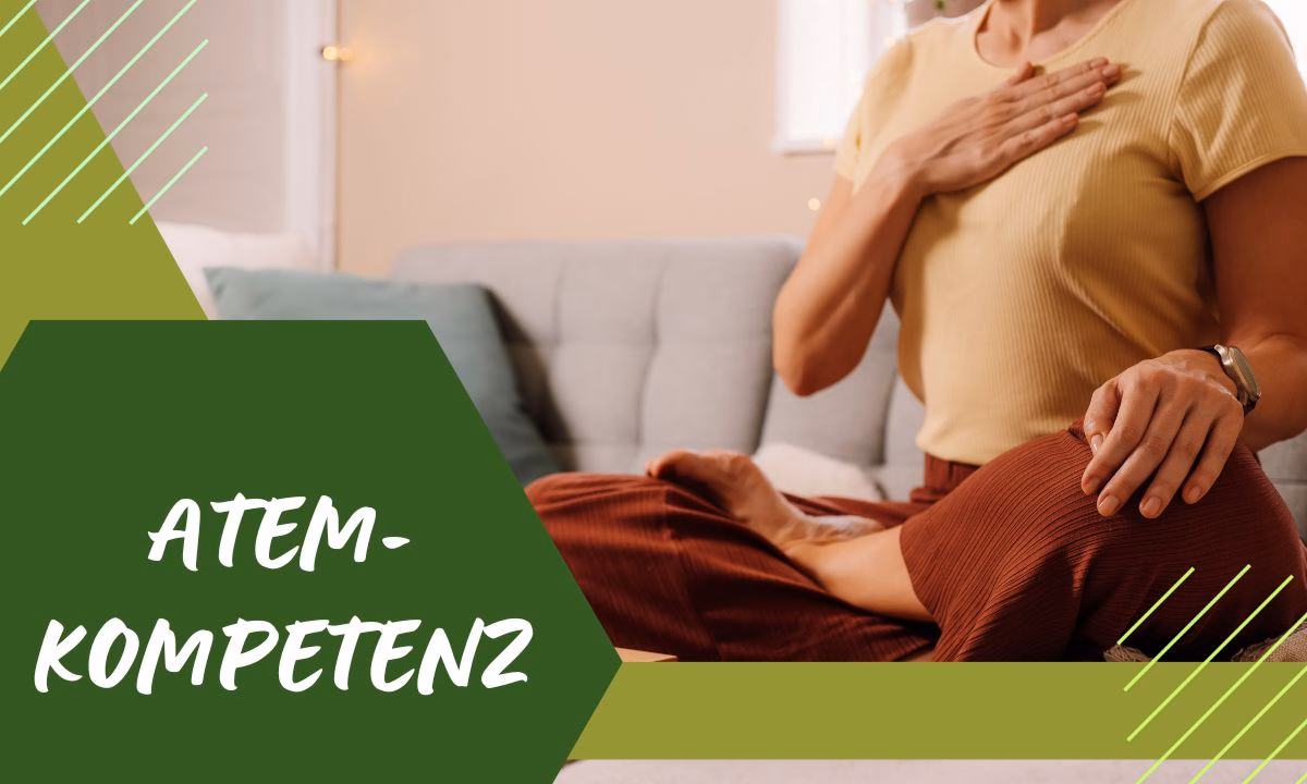 Atemkompetenz NEU Nov2025 Frau im Lotussitz mit Hand auf der Brust. Symbolisch für Atemkompetenz