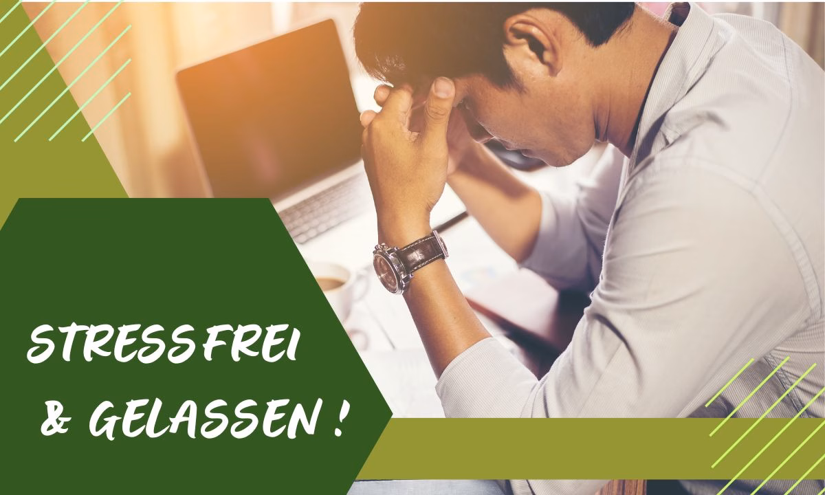 Stress- & Burnoutprävention(1) Gestresster Mann stützt Kopf in Hände. Symbolisch für Stress und Burnout Prävention